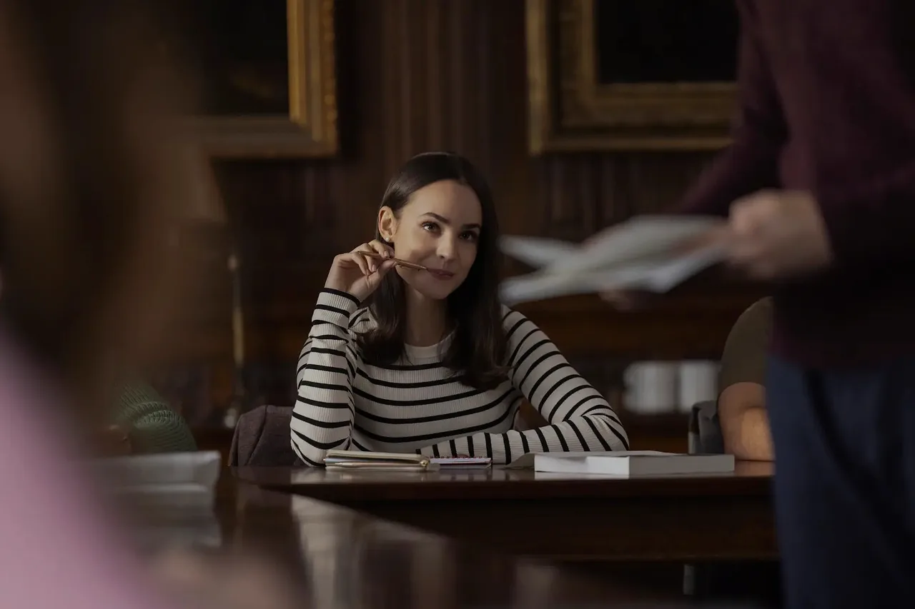Anna (Sofia Carson) và chiếc áo sọc ngang