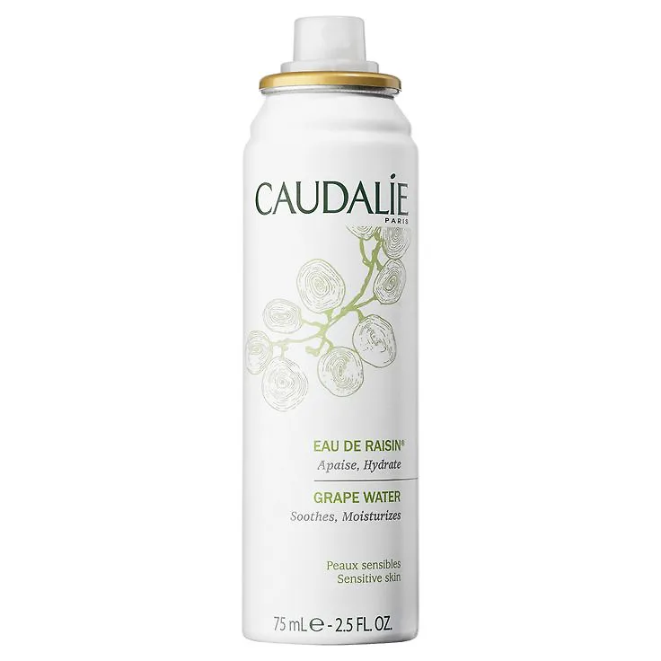Xịt khoáng Eau de Rasin của Caudalie Paris chứa chiết xuất từ quả nho trong thành phần - một trong những sản phẩm Hydrosol tiêu biểu trong chăm sóc da hàng ngày. Xịt khoáng Eau de Rasin của Caudalie Paris chứa chiết xuất từ quả nho trong thành phần - một trong những sản phẩm Hydrosol tiêu biểu trong chăm sóc da hàng ngày.
