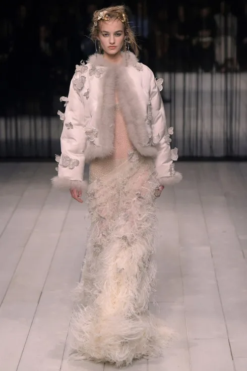 Mẫu váy của Alexander McQueen được đáp lông đà điểu sang trọng
