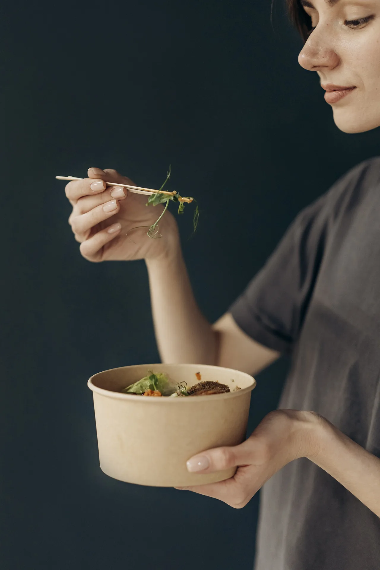 cô gái bổ sung chất xơ để có thêm năng lượng