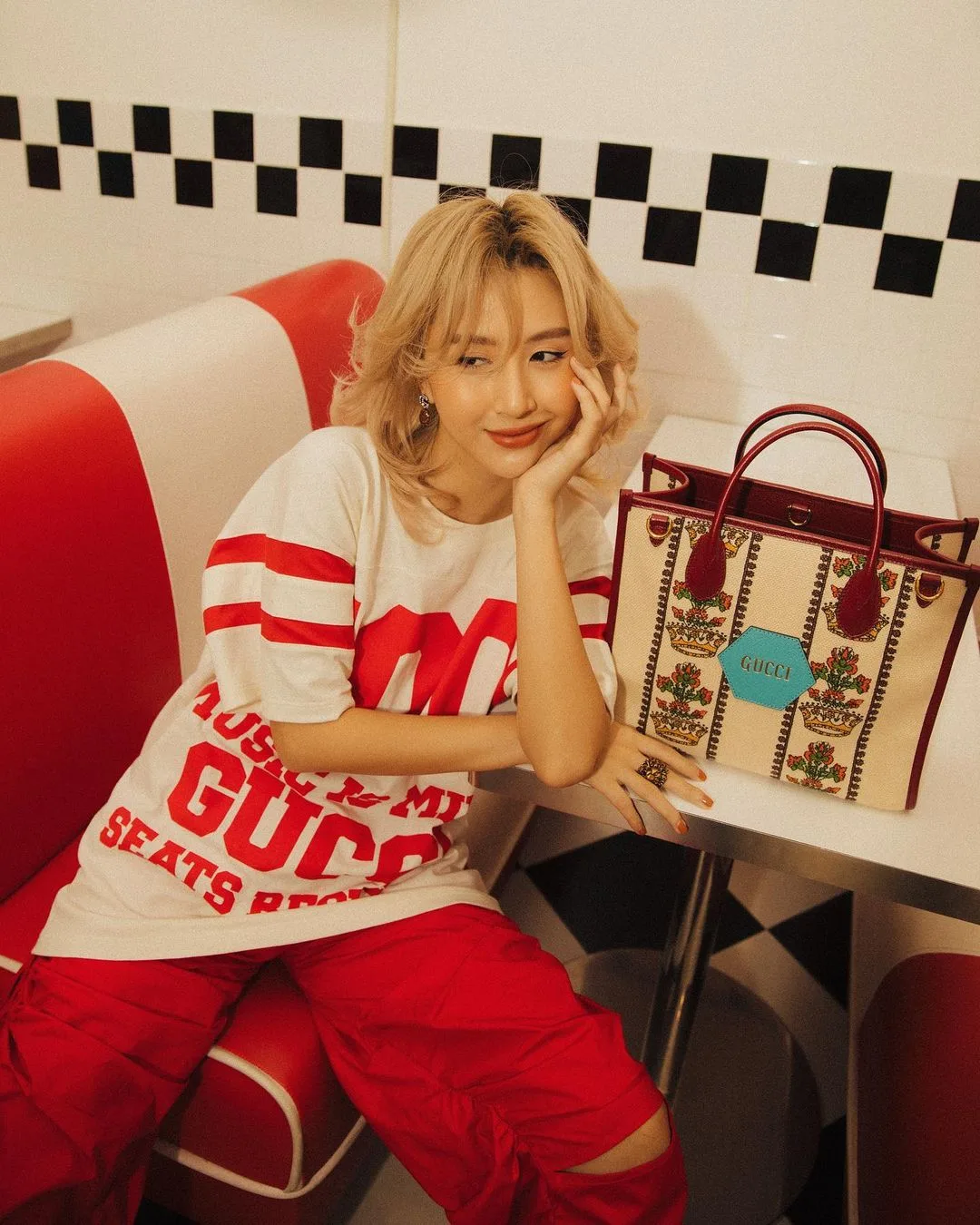 quỳnh anh shyn diện áo phông oversized