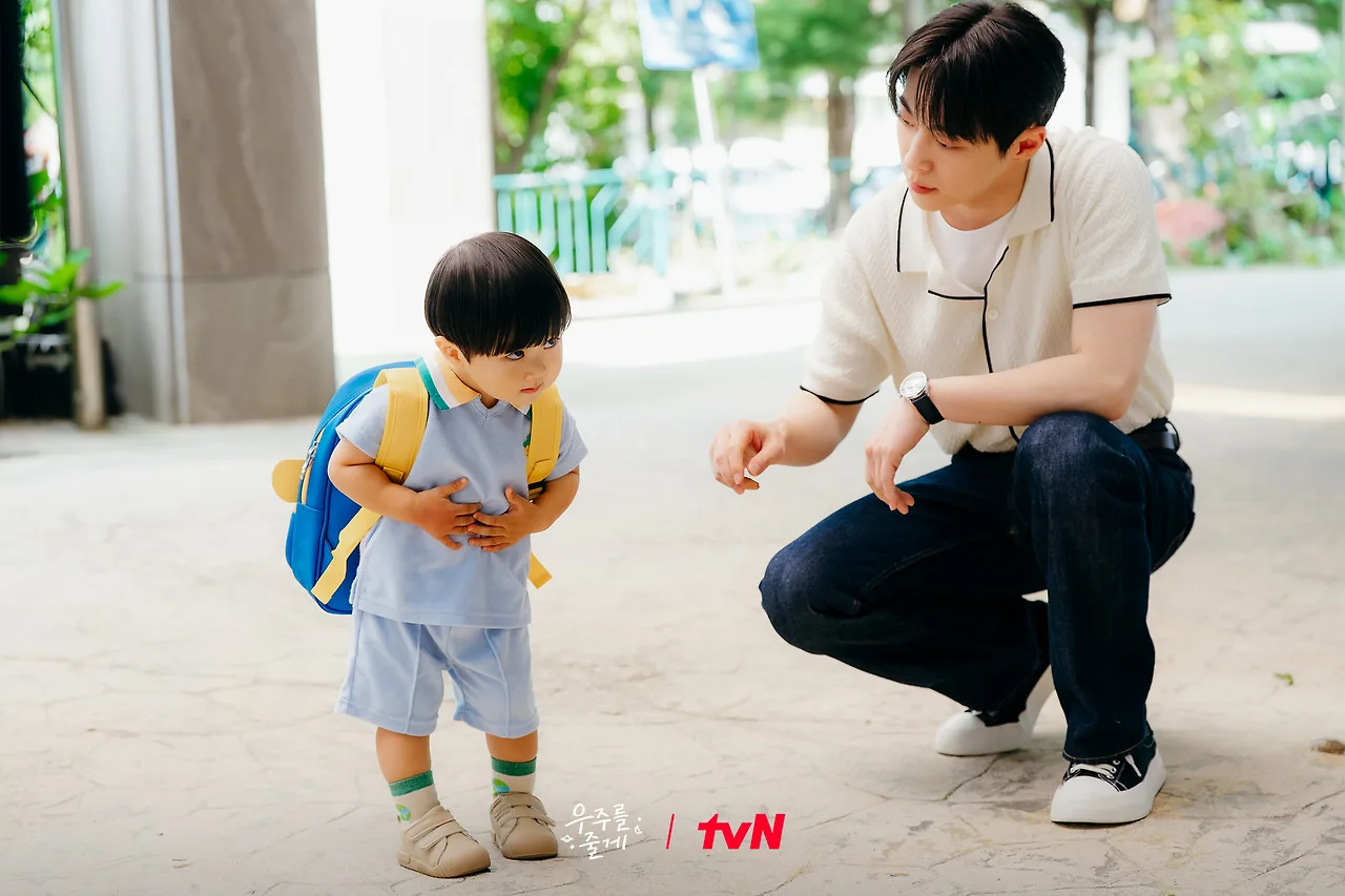 Cậu bé 2 tuổi Park Yu Ho (vai Sun Woo Joo) trong phim Our Universe. 