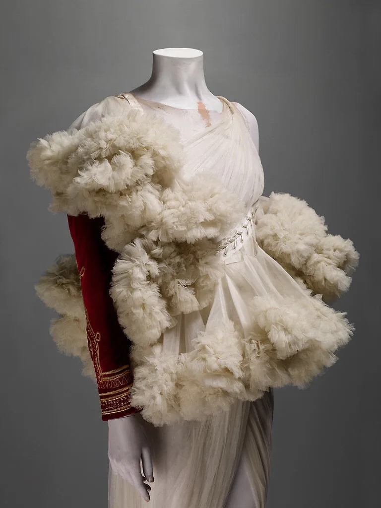 đầm alexander mcqueen trong bảo tàng 2