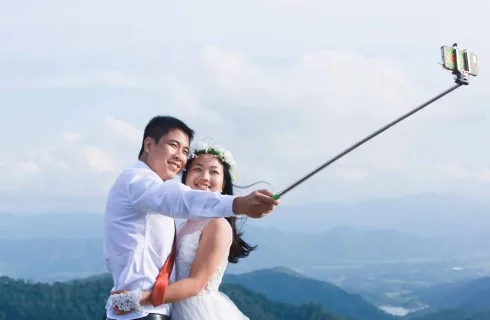 Đôi bạn trẻ trông rất hạnh phúc Đôi bạn trẻ trông rất hạnh phúc