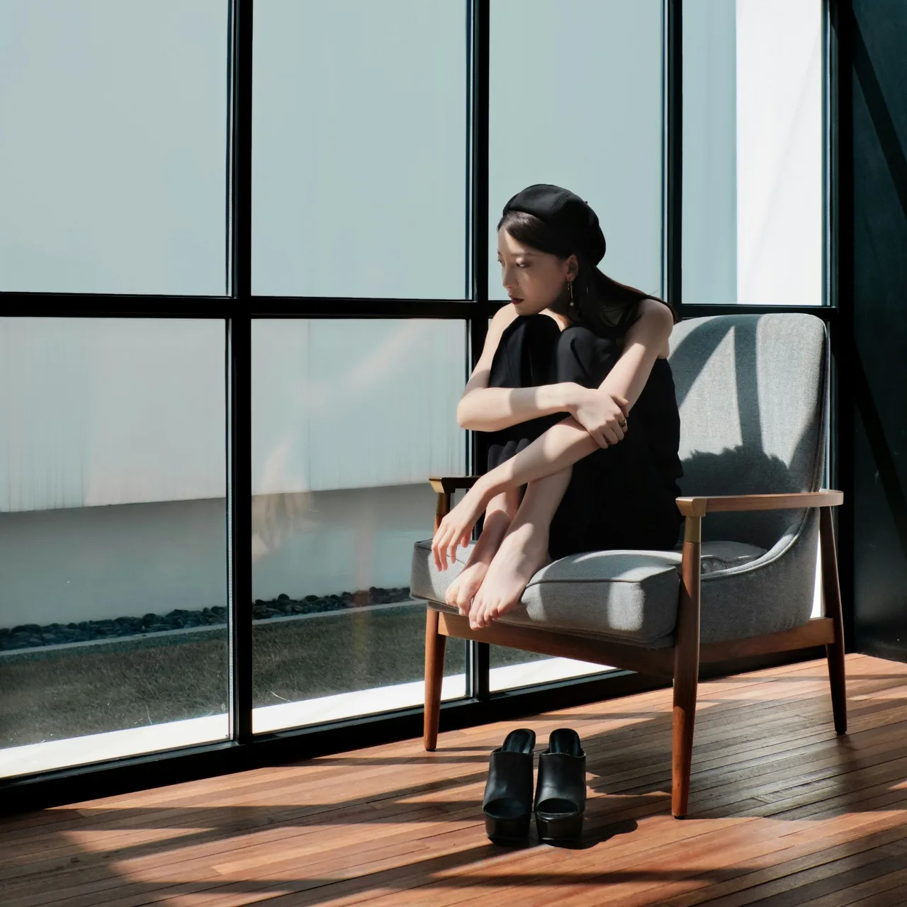 cô gái tóc đen lo sợ bỏ lỡ