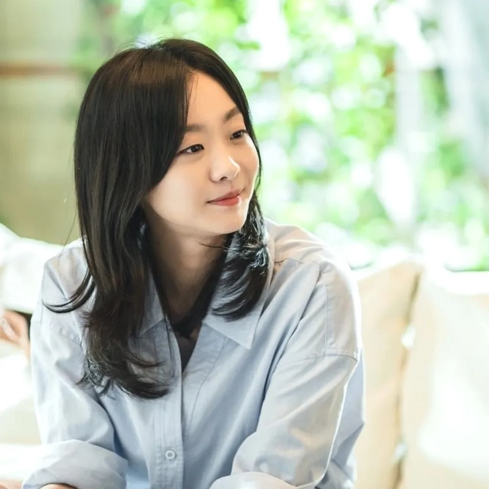 Kim Da-mi với mái tóc layer hai tầng và mái bay tự nhiên trong phim Our Beloved Summer.