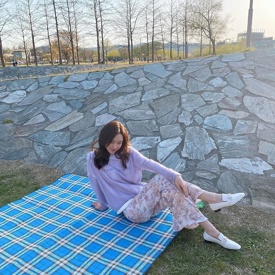 jin seyun mặc trang phục màu tím lilac mang giày lười màu trắng