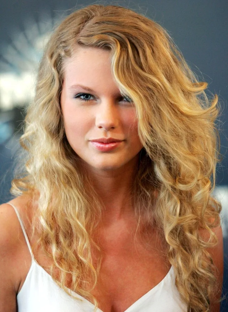 Mái tóc vàng xoăn dài đặc trưng của Taylor