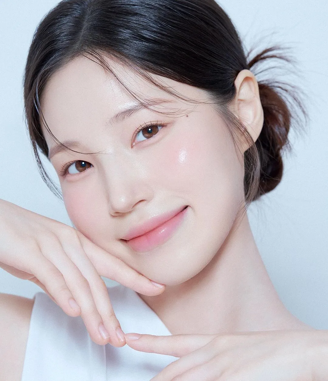 Skincare - cô gái da căng bóng