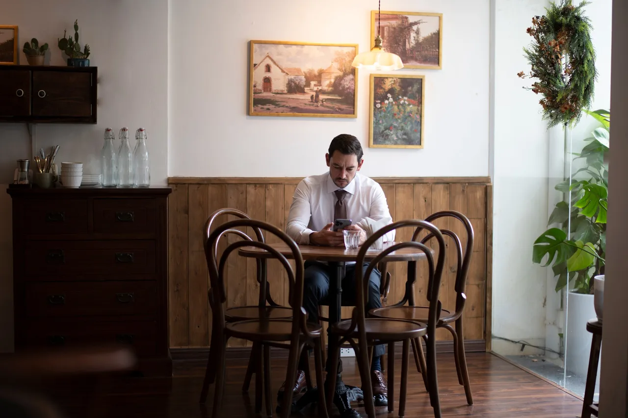 vị khách ngồi thưởng thức cà phê tại À La Main Café