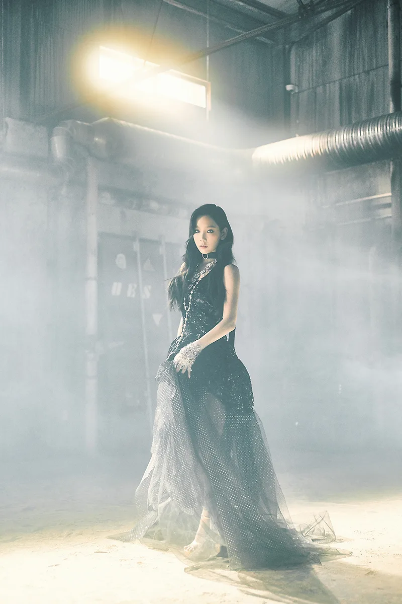 Ca sĩ Taeyeon mặc đầm dạ hội màu đen trong MV I Got Love