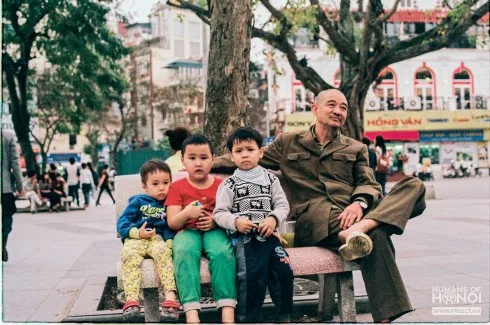 - Cháu chào ông! Cháu có thể nói chuyện với ông một chút được không ạ? - Anh nói chuyện với tôi có mục đích gì? - Dạ không, cháu chỉ nói chuyện cho vui thôi ạ. - Tôi có mỗi chuyện hành quân ngày xưa để kể cho anh thôi. Ngày xưa hành quân từ 4 giờ sáng đến 4 giờ chiều, tổng cộng 12 tiếng đồng hồ mà cởi truồng lội sông đến chục lần. Cả đội 500 thằng cả 500 thằng cởi truồng, cho quần áo vào bọc lội sông lội suối. Không ngại gì kể cả có mấy bà con gái ở đó cười. Hành quân thế mà mỗi thằng có 5 lạng cơm to bằng nắm tay thôi. - Động lực nào khiến ông quyết định đi bộ đội ạ? - Lúc đó tôi đi bộ đội vì hồi bé nhìn thấy máy bay nó rơi sáng loáng ở nhà máy điện Yên Phụ, rồi máy bay mắc vào khinh khí cầu ở Hồ Gươm, biết sợ gì đâu, thấy đẹp thấy thích nên đi bộ đội thôi.