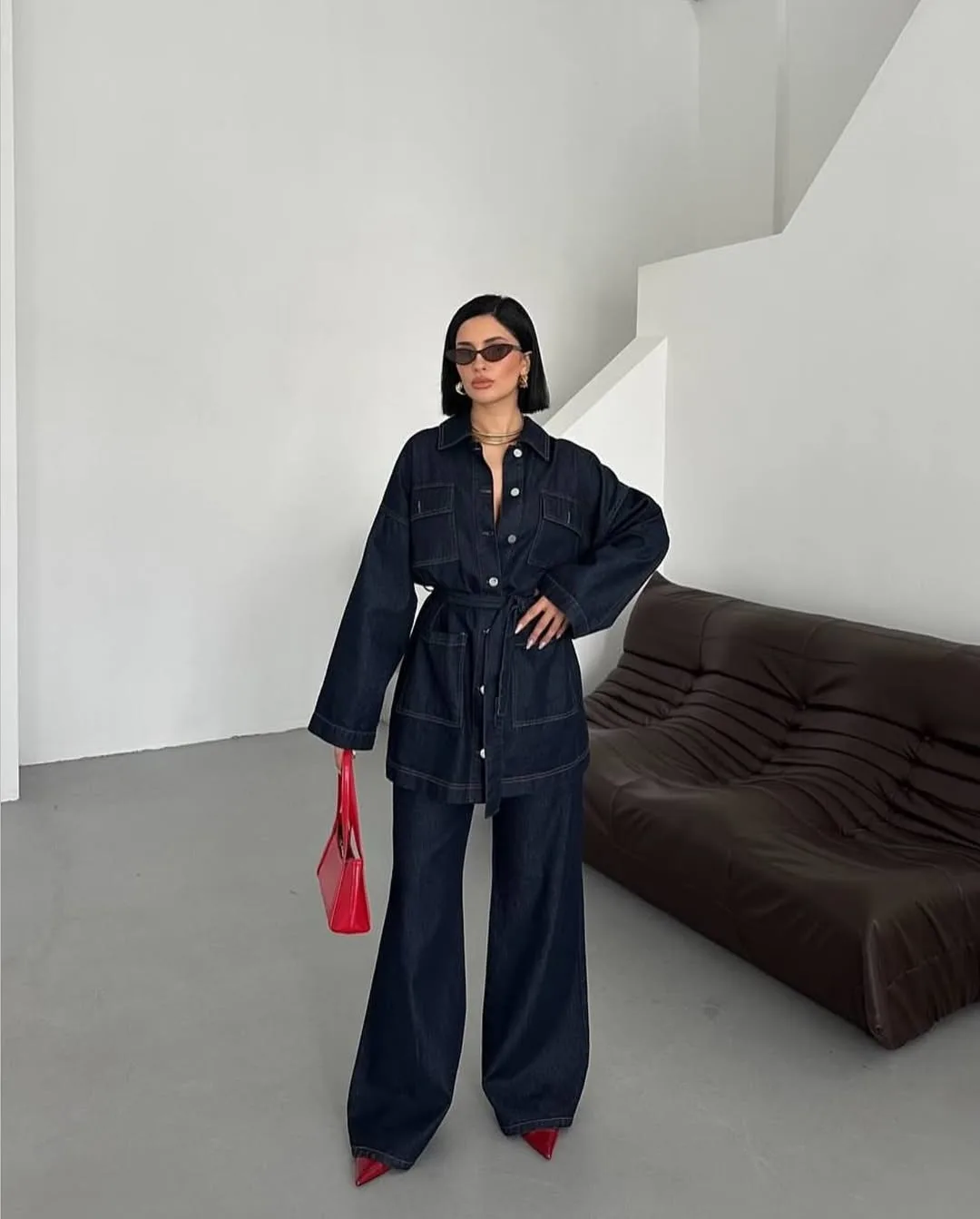 Trải nghiệm phong cách năng động và mới mẻ khi chất liệu denim mềm được cắt may theo phom dáng suit.