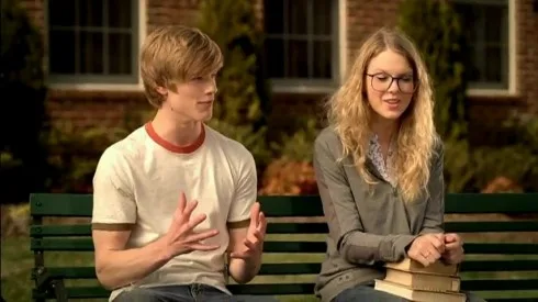 Lucas Till chỉ tìm hiểu Taylor Swift đúng 1 tháng để đủ hiểu anh không thể làm bạn trai của Taylor.