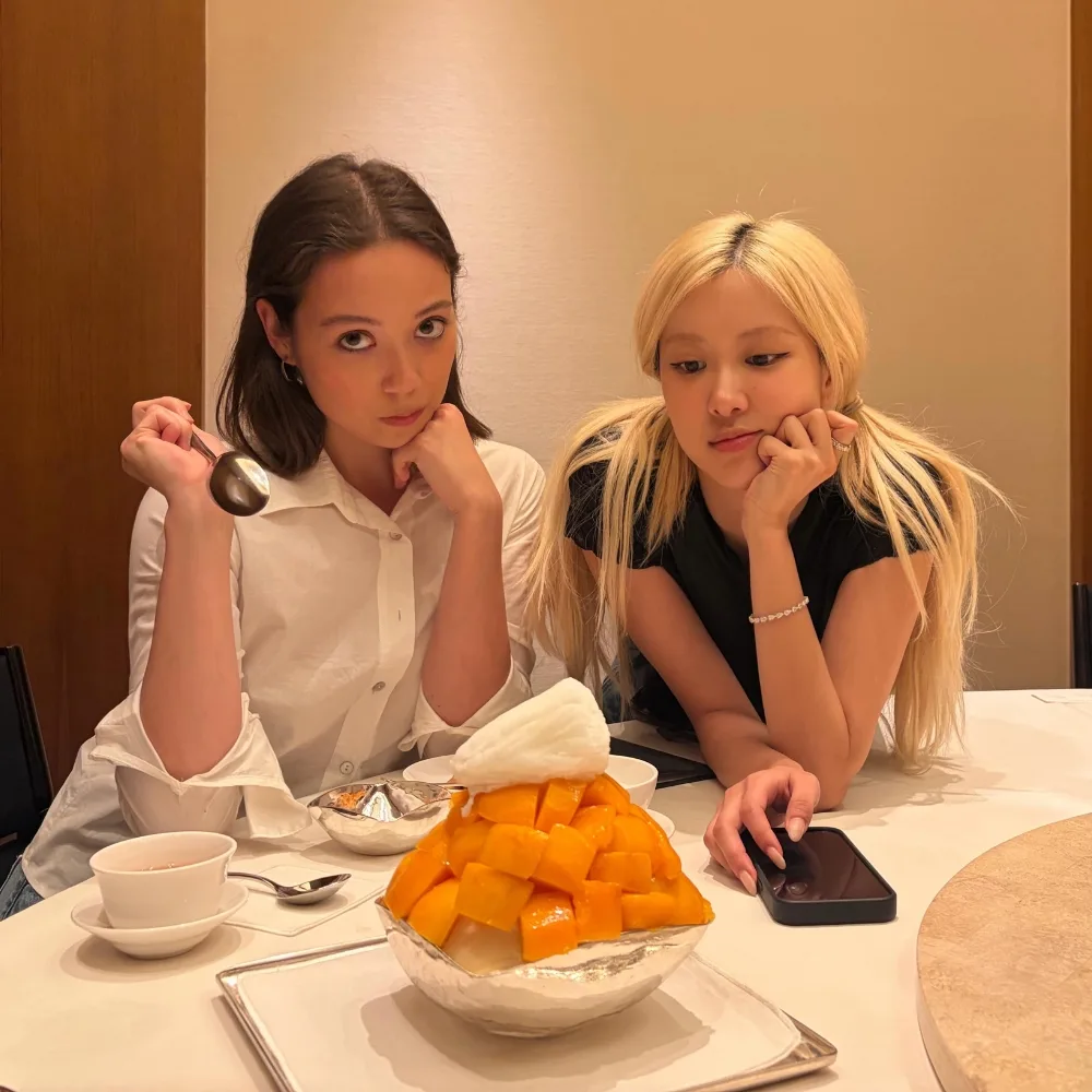Rosé và Laufey bên bàn ăn