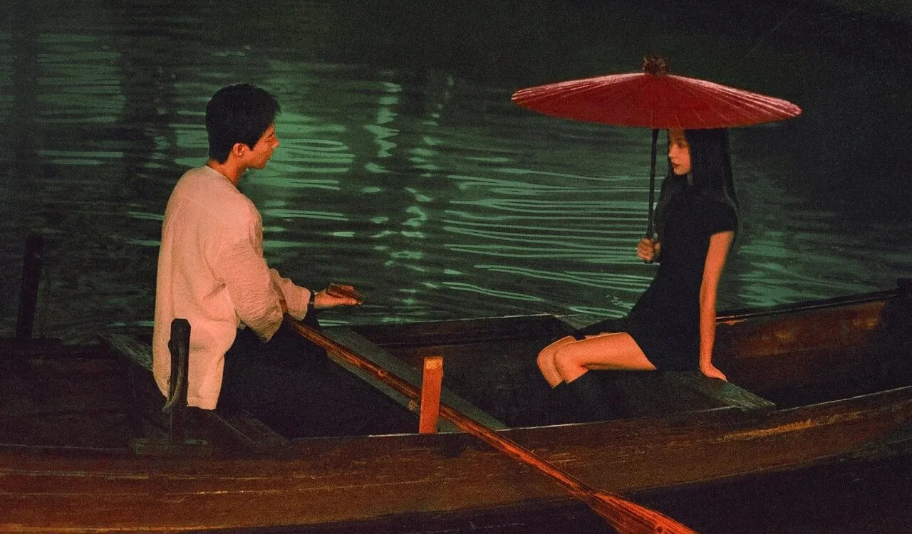 Cảnh quay của Lưu Vũ Ninh và Vương Tử Văn chèo thuyền trên sông trong phim Bụi hoa hồng