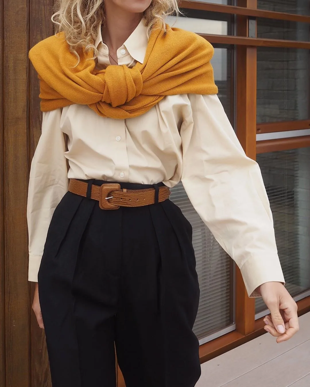 cô gái phối layer với áo sơ mi vàng nhạt và choàng áo sweater