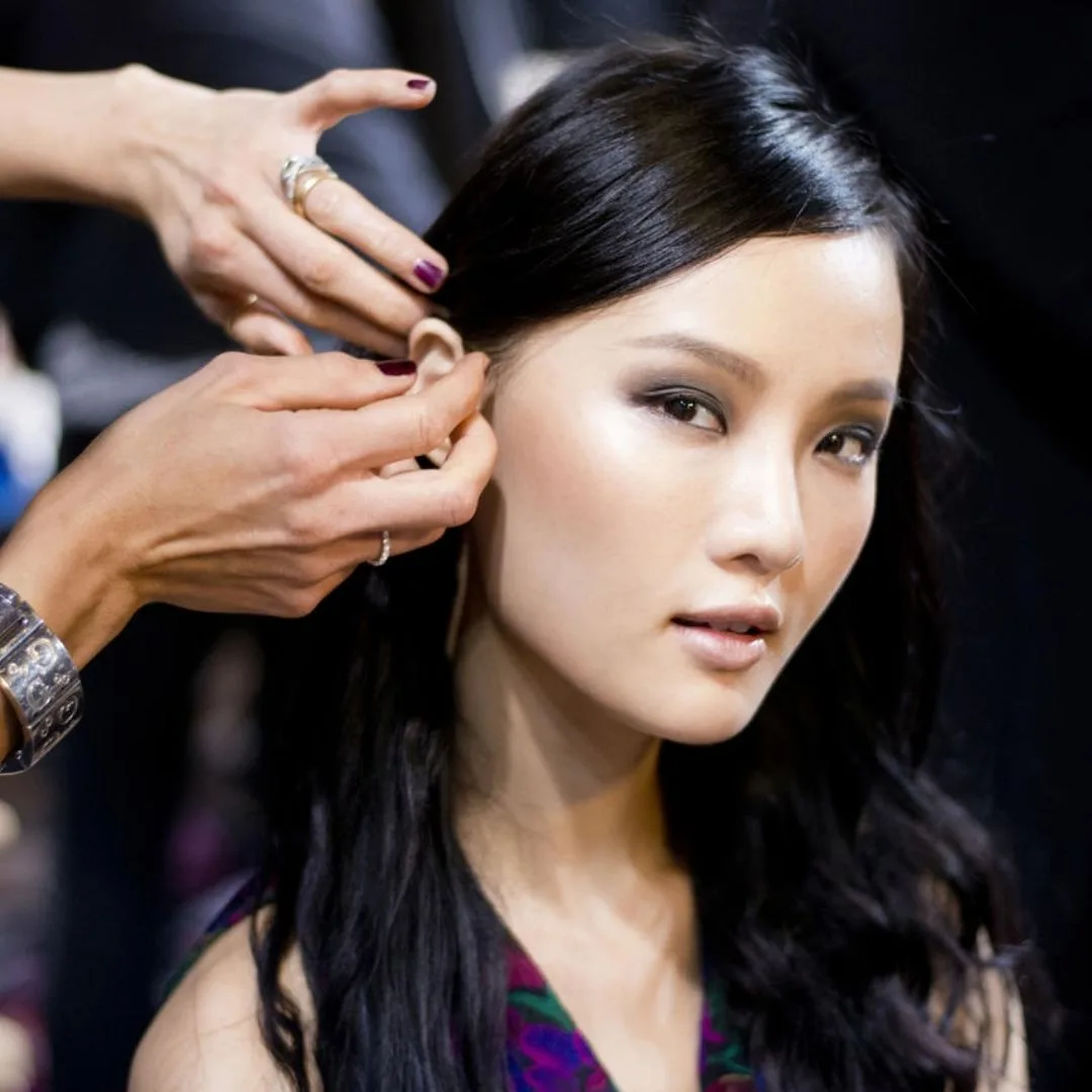 Hình ảnh cô gái ở salon.