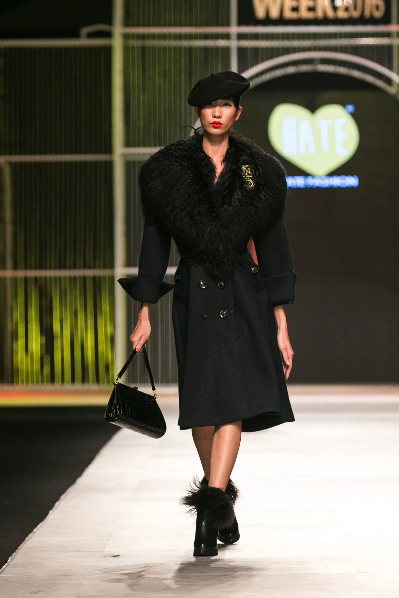 I HATE FASHION thả “Ký ức những mùa đông cũ kỹ” vào BST Thu-Đông 2016 tại VIFW - ELLE VN