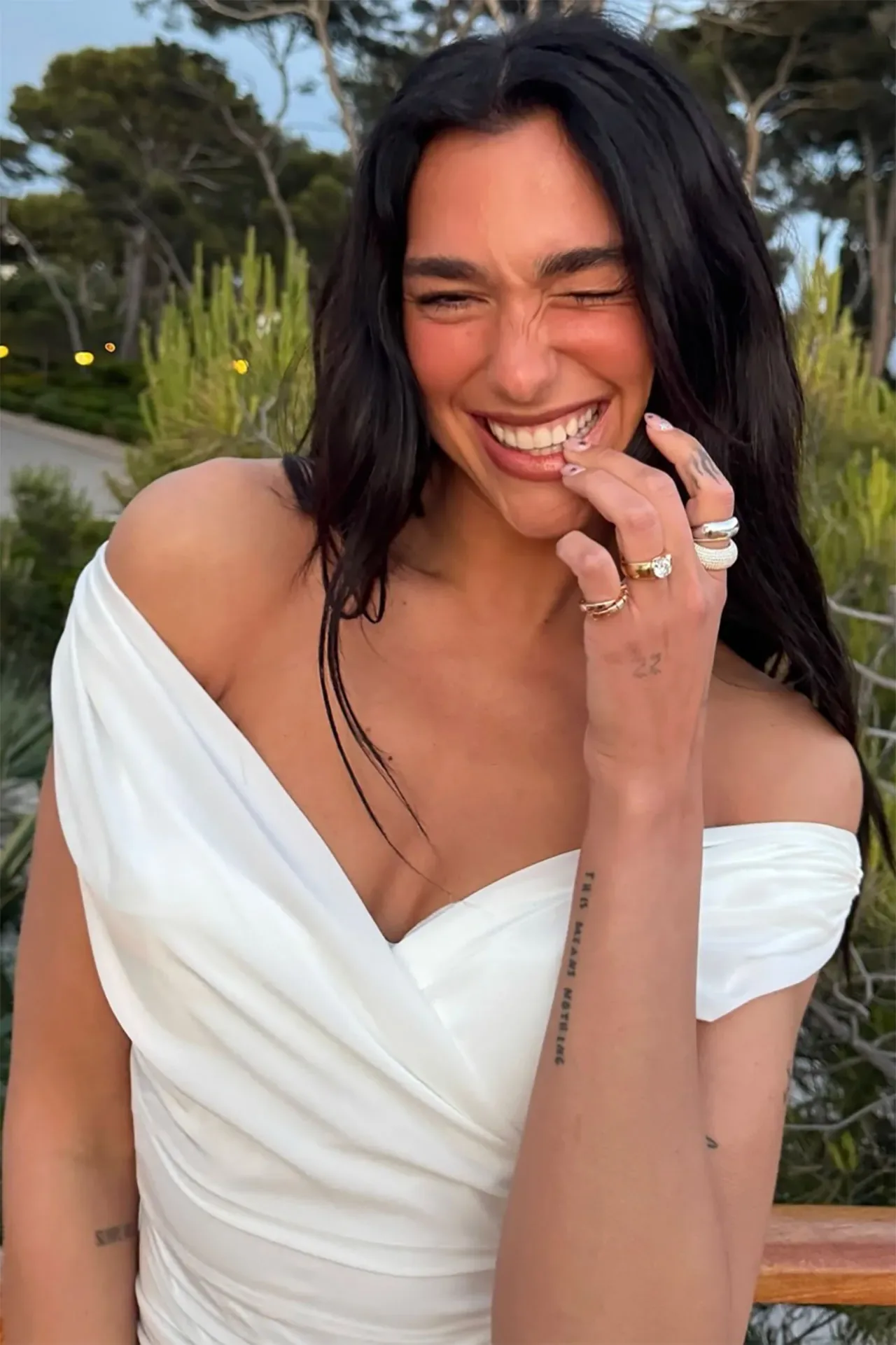 Dua Lipa – Nhẫn tròn trên band vàng 18k bản dày, hiện đại và đầy cá tính.