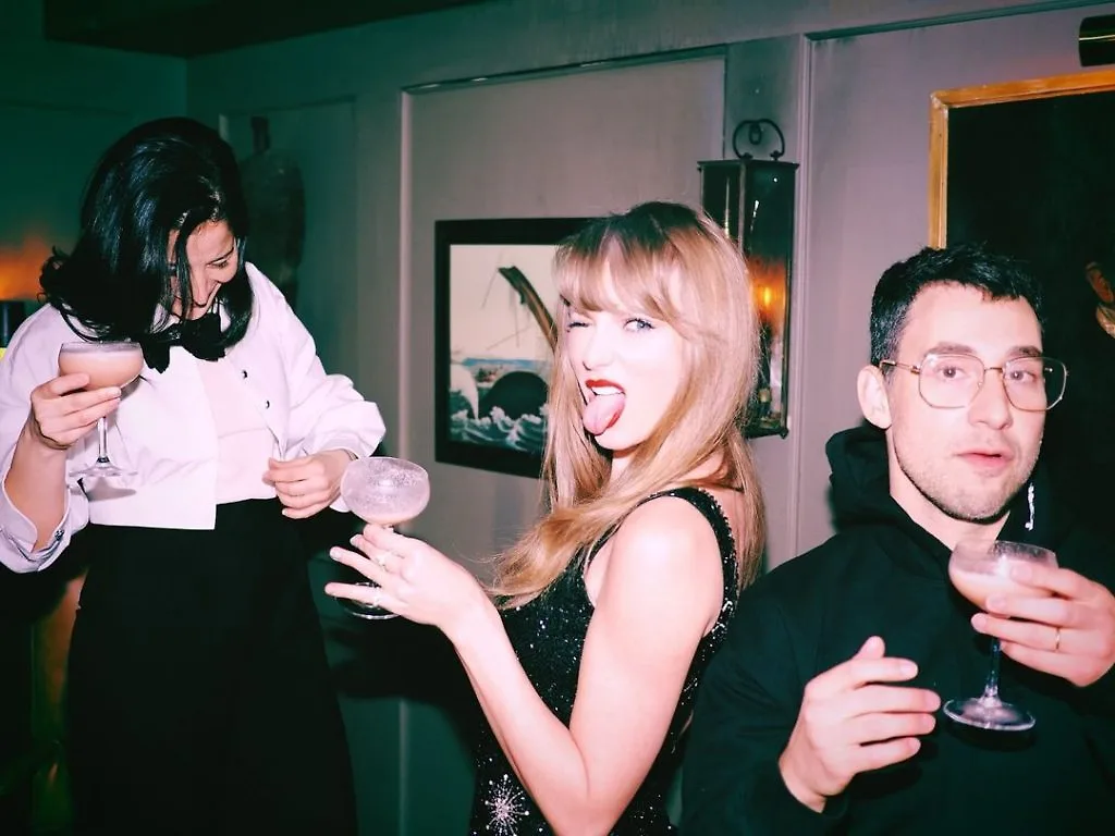 Taylor Swift cầm ly rượu chụp hình cùng bạn bè