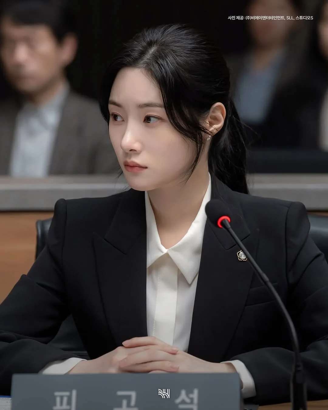 "nữ luật sư" Jung Chae-yeon diện blazer