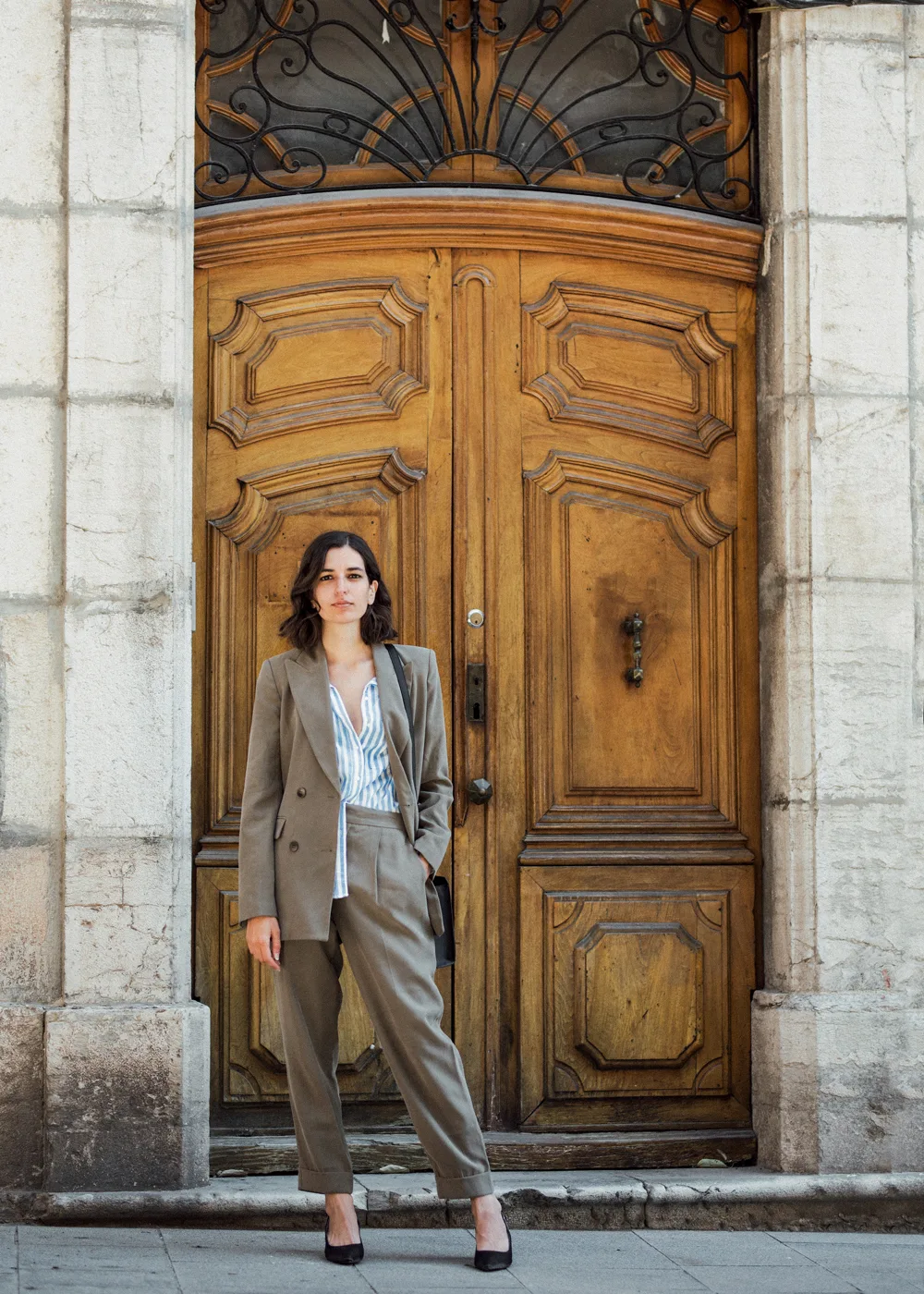 áo sơ mi kẻ sọc mặc cùng bộ suit nâu aria dibari