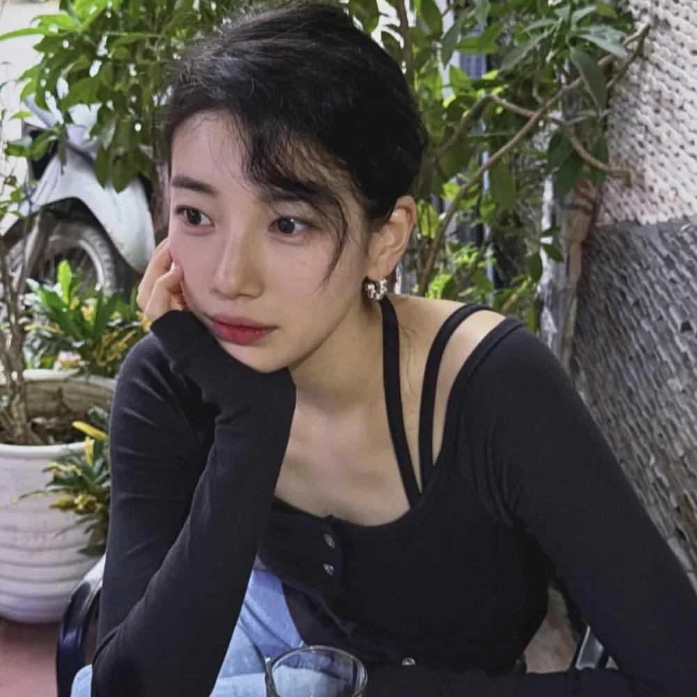 Suzy với tóc mái xoăn