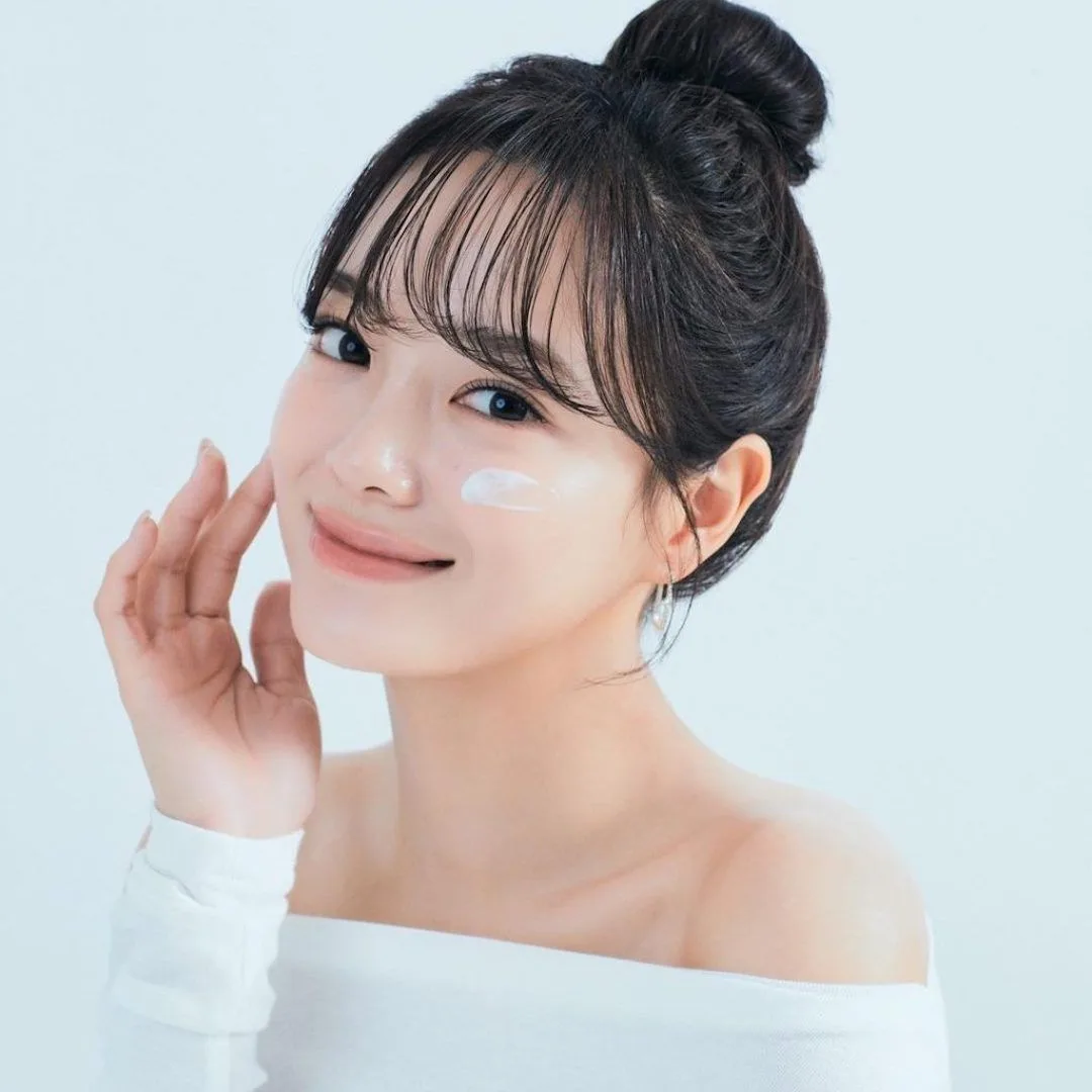 Cận cảnh làn da căng bóng và mịn màng của người mẫu nhờ sử dụng các thành phần phục hồi da khô chuyên sâu