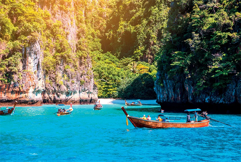 Phuket 10 những chiếc thuyền trôi trên mặt nước trong xanh