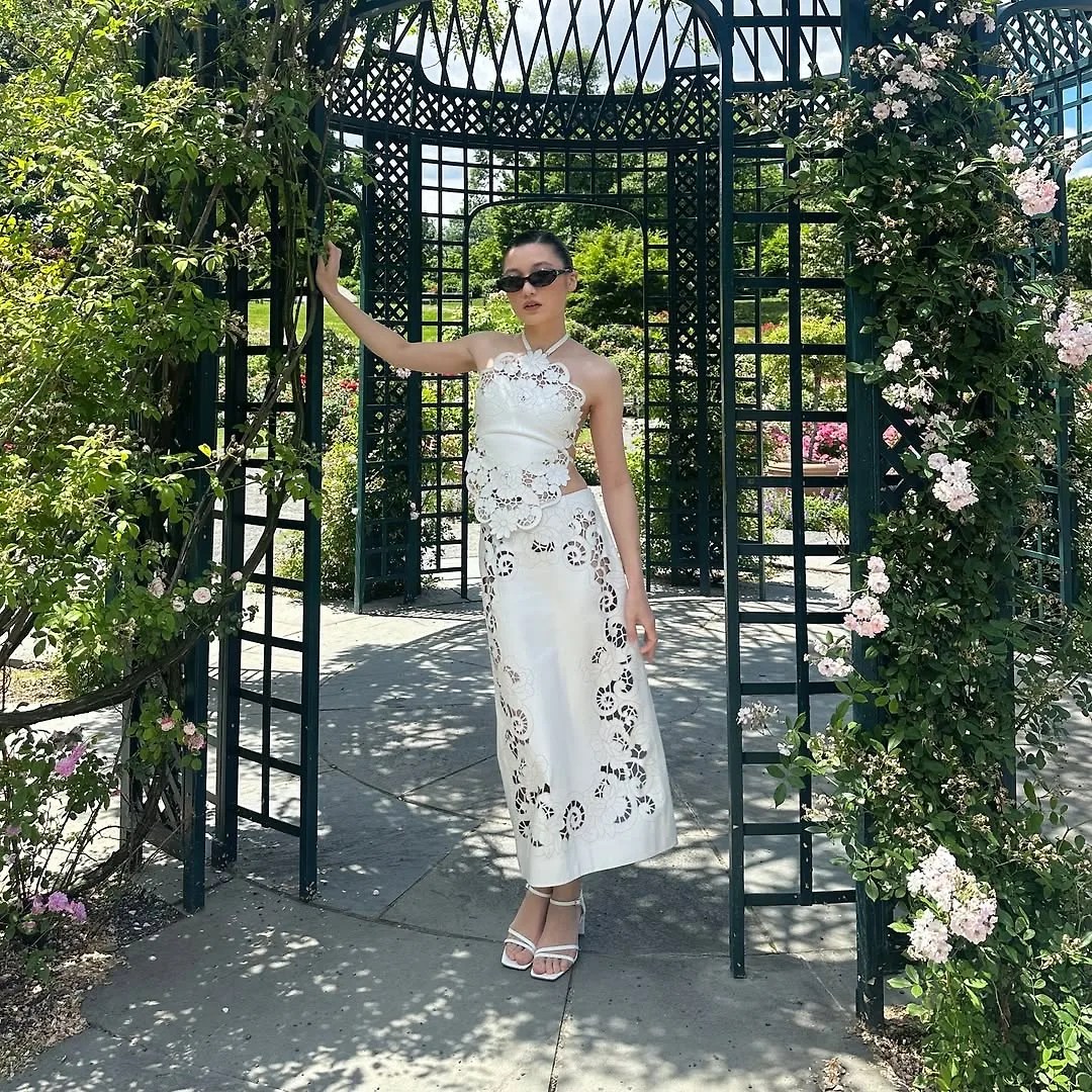 Hình ảnh Ashley (Best Dressed) với mái tóc sleek bun để minh họa cho cách tạo kiểu cho tóc ngắn ngày Tết.
