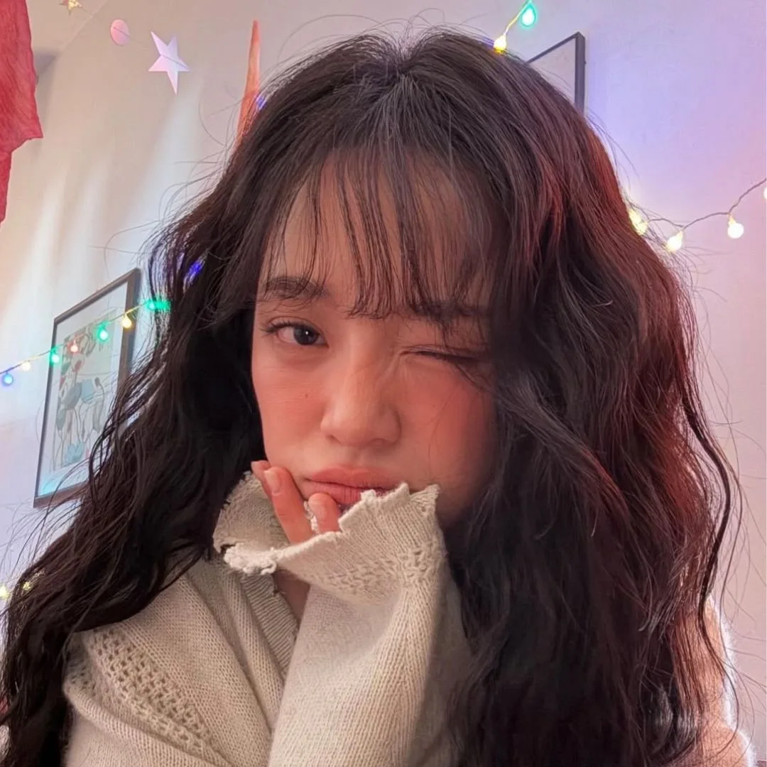 Kim Se Jeong xinh đẹp với tóc xoăn xù