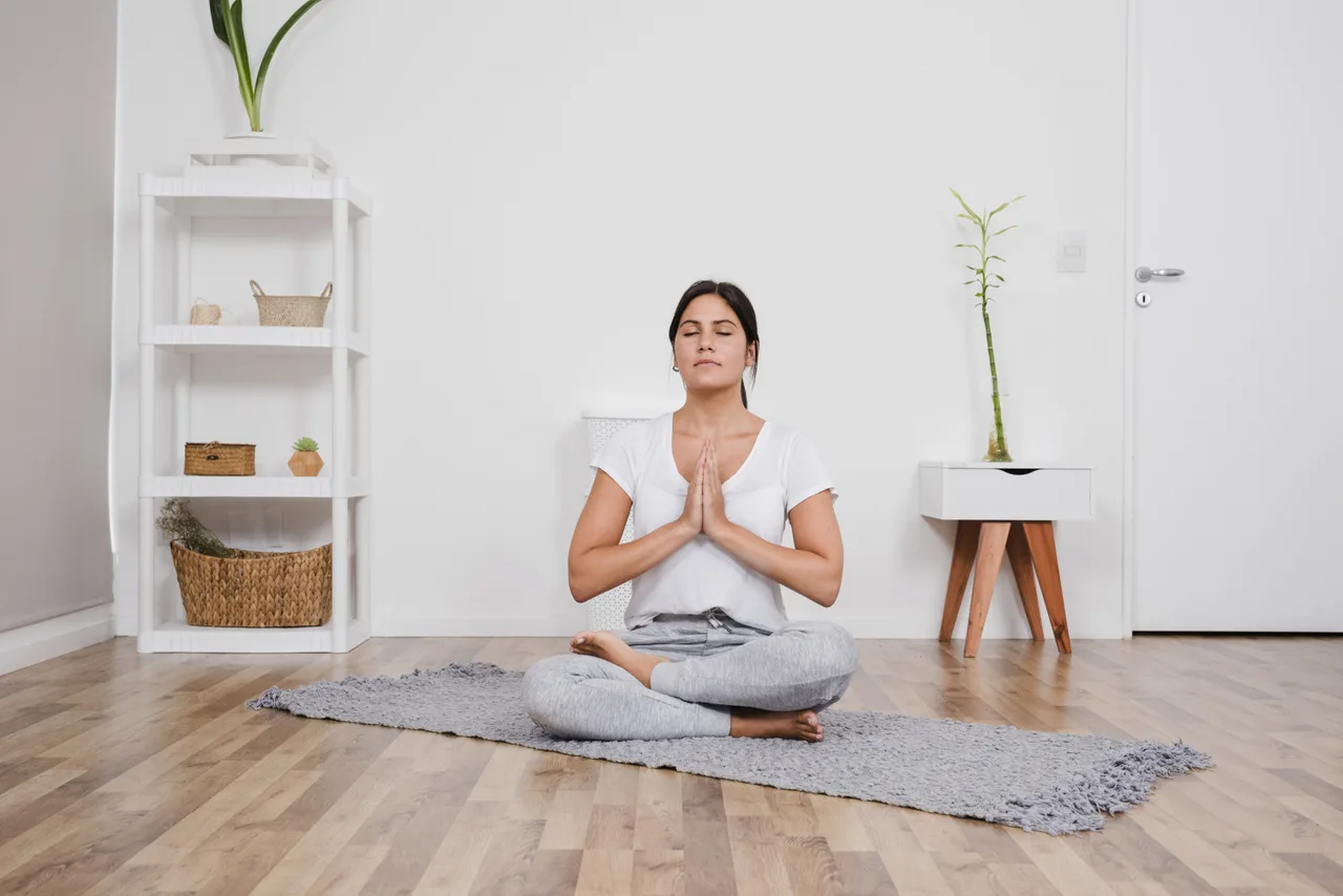 cô gái ngồi thiền chăm sóc bản thân