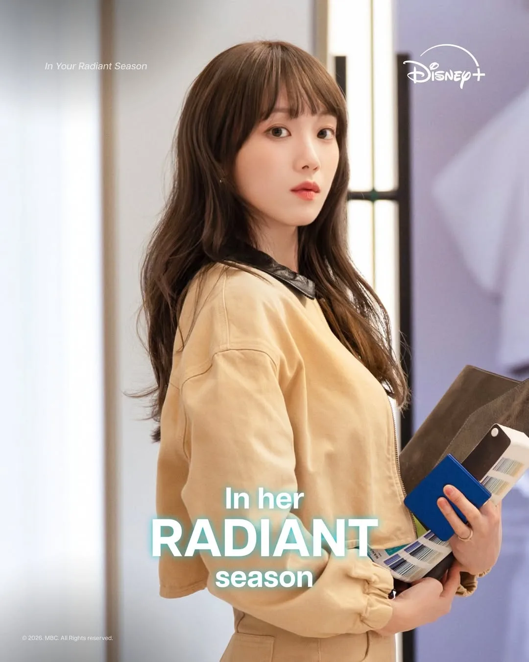 Lee Sung Kyung diện set đồ vàng