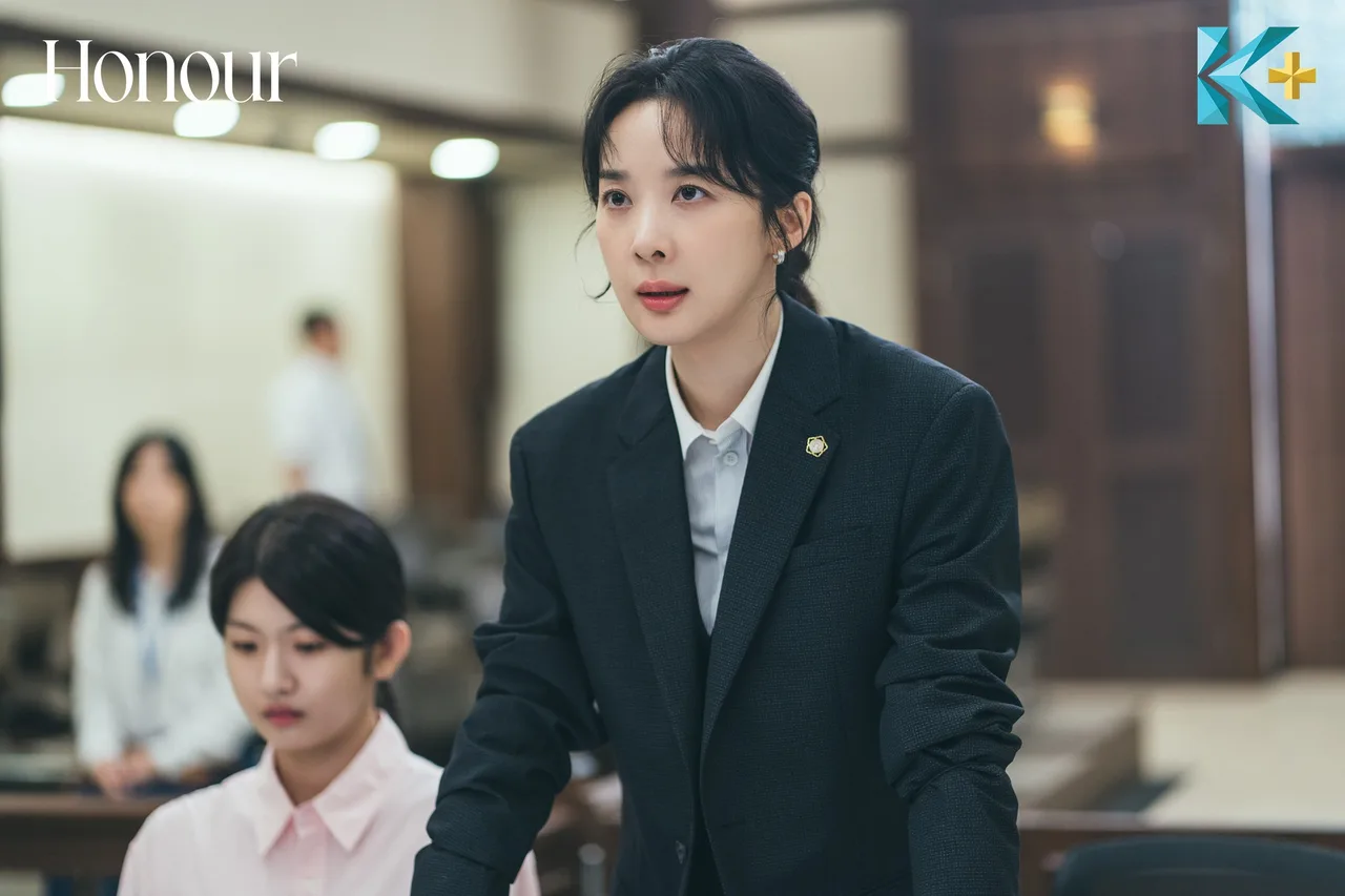 nữ diễn viên Lee Chung Ah thủ vai Hwang Hyun Jin trong phim Honour