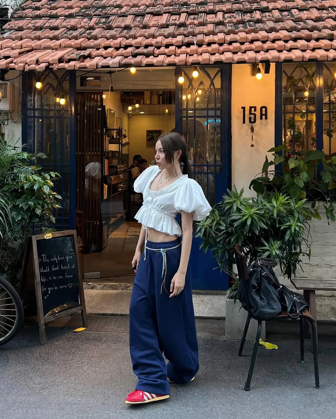 quần áo rộng phối cùng áo croptop tay phồng