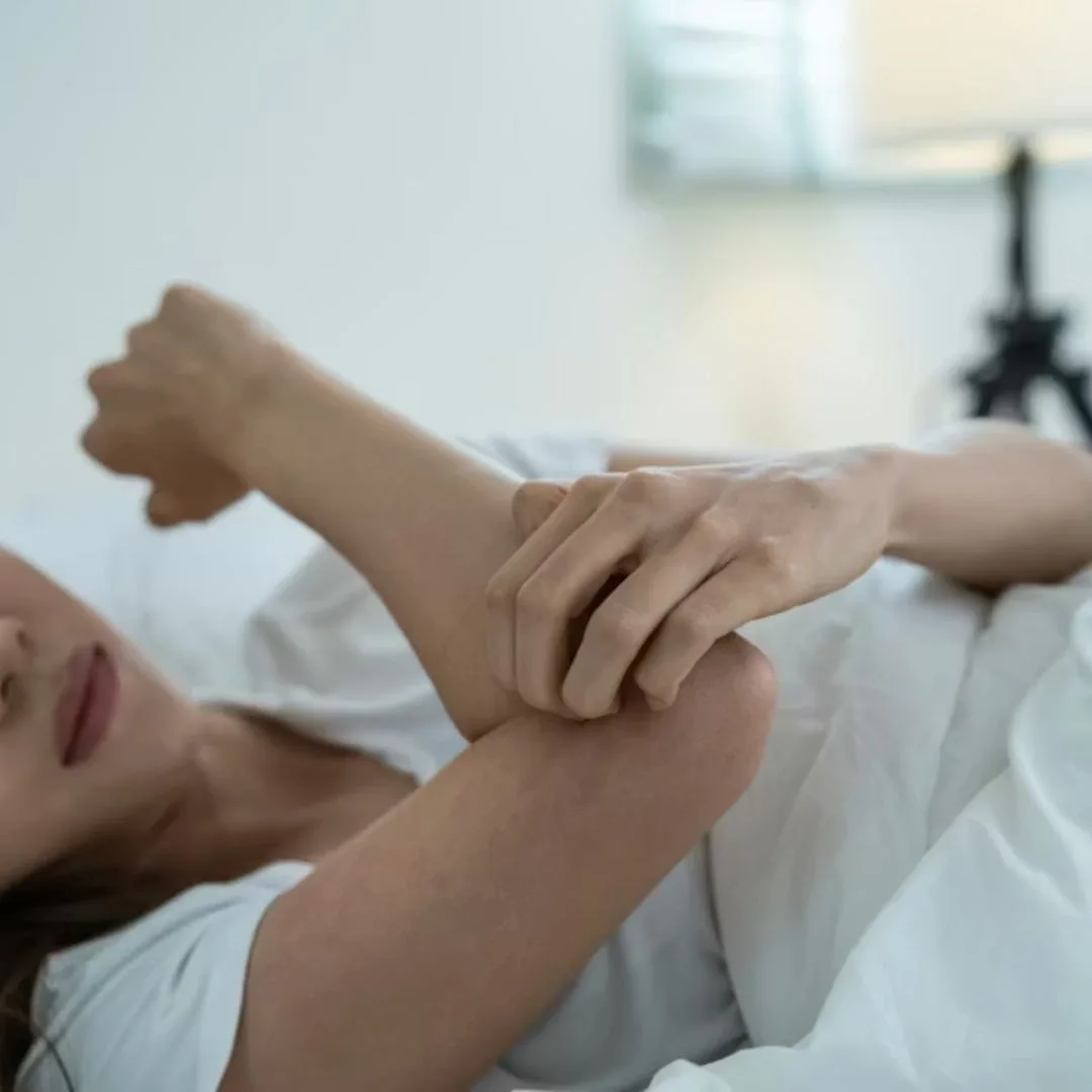 cô gái gãi vùng da non sau khi tẩy nốt ruồi