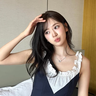 ca sĩ với kiểu tóc mái hài hòa với đường nét gương mặt