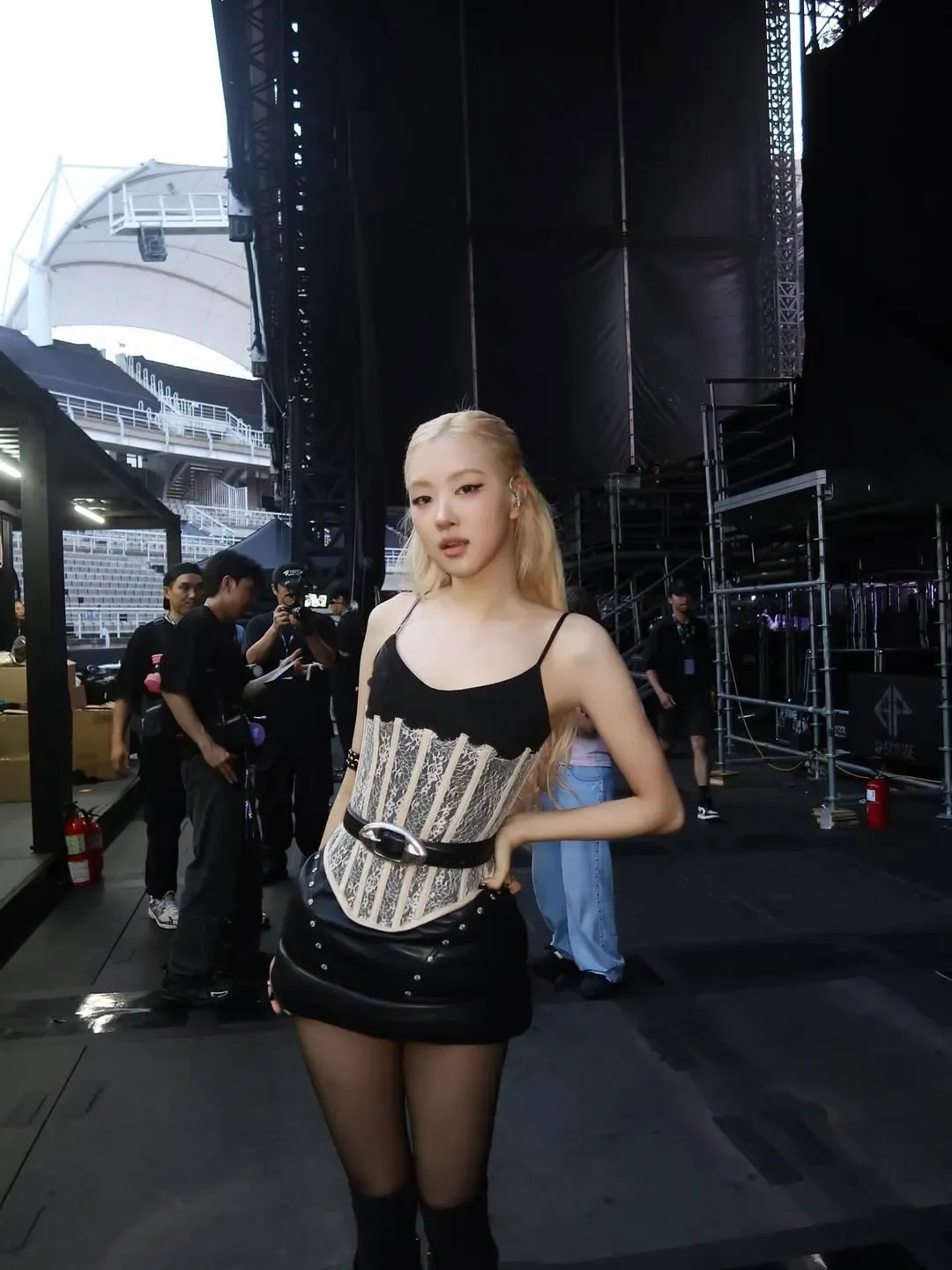 Rosé buộc tóc kiểu Blackpink tại hậu trường concert.