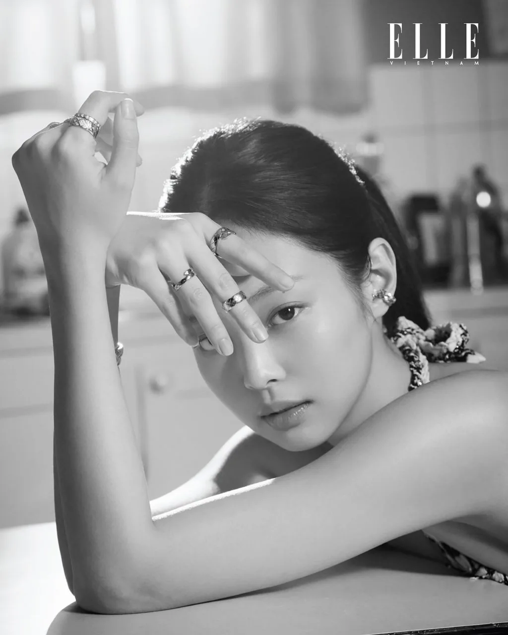 Jennie sử dụng phụ kiện Chanel Jennie sử dụng phụ kiện Chanel