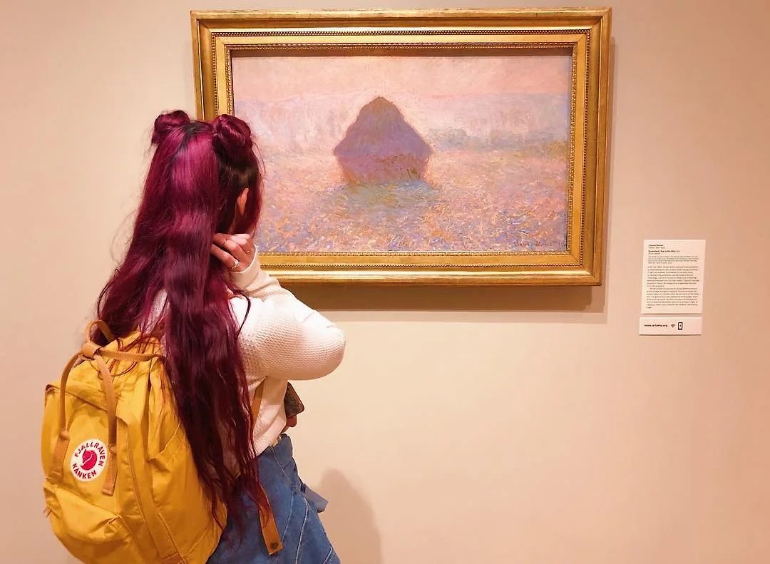 artsy aesthetic cô gái ngắm tranh trong bảo tàng
