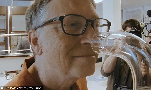 Vì sao Bill Gates sản xuất “nước hoa” cho nhà vệ sinh? ELLE VN