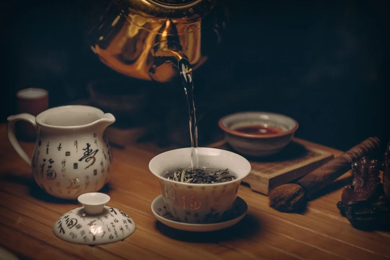 đang rót trà, thưởng trà