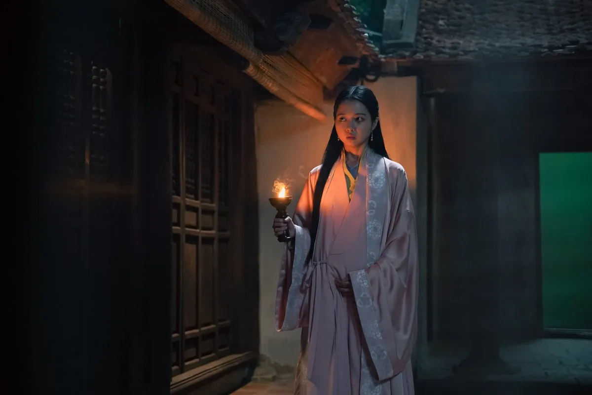 Lâm Thanh Mỹ lần đầu đóng vai làm vợ, sinh con trên phim khế ước bán dâu. (Ảnh: Đoàn phim cung cấp)