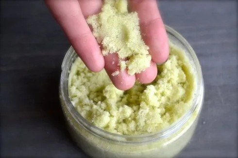 Tẩy tế bào chết từ bột trà xanh duy trì làn da sáng mịn.