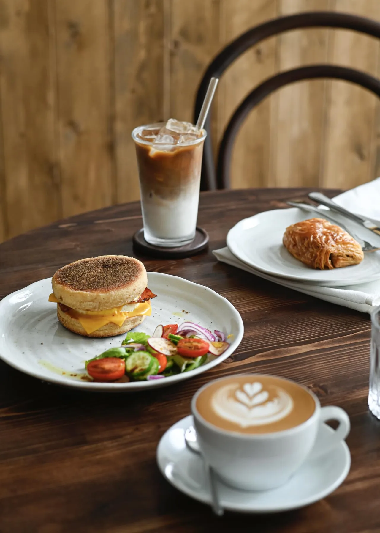 brunch và bánh ngọt tại À La Main Café