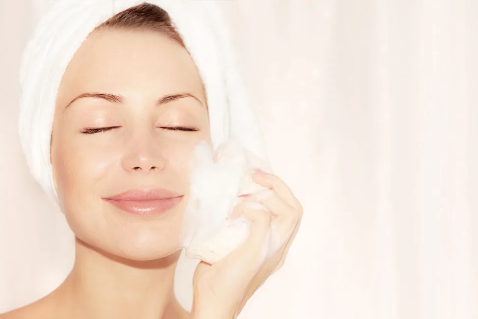 cô gái đẹp sản phẩm rửa mặt