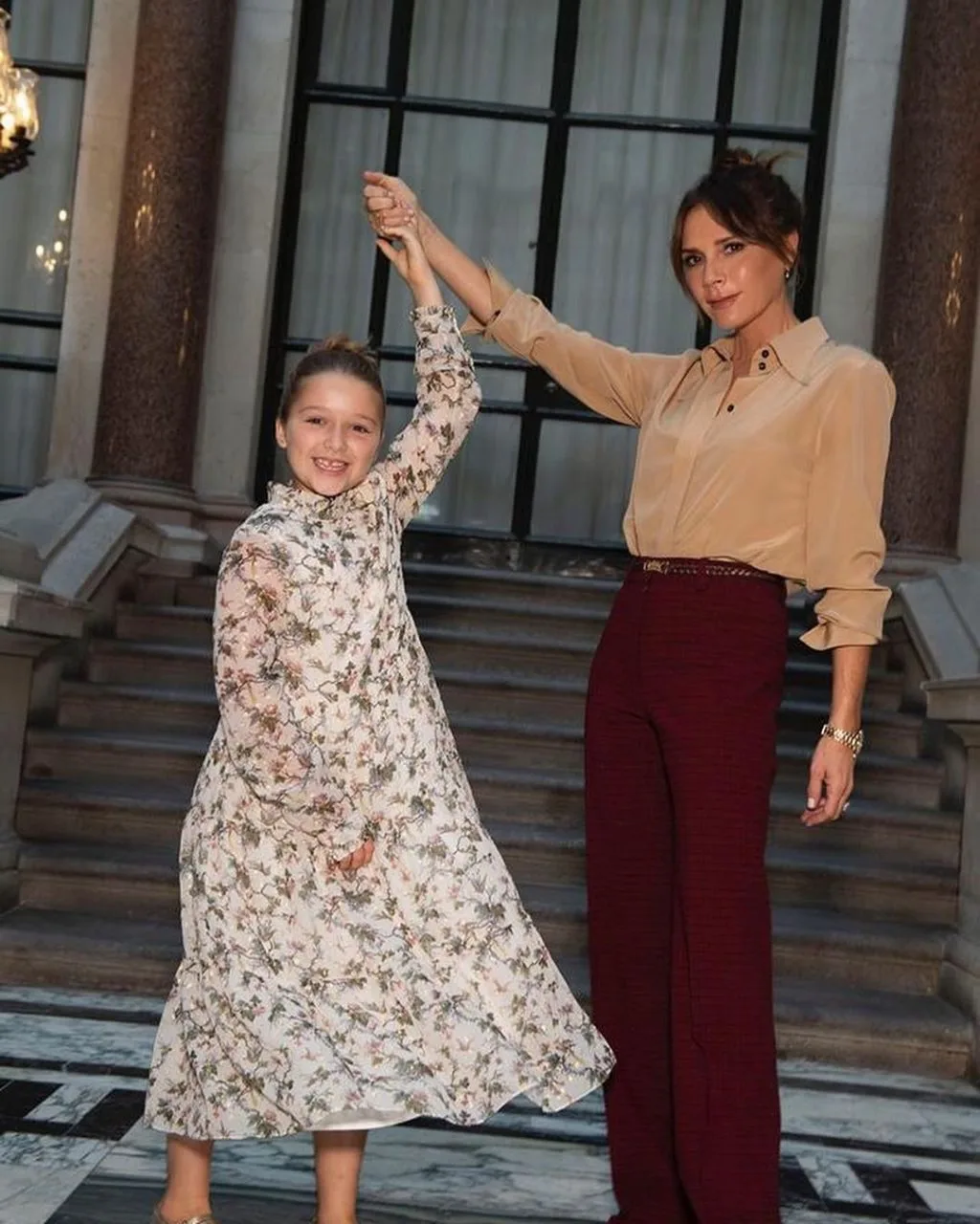 Harper Beckham trong show diễn của mẹ tại Tuần lễ thời trang London Thu - Đông 2019