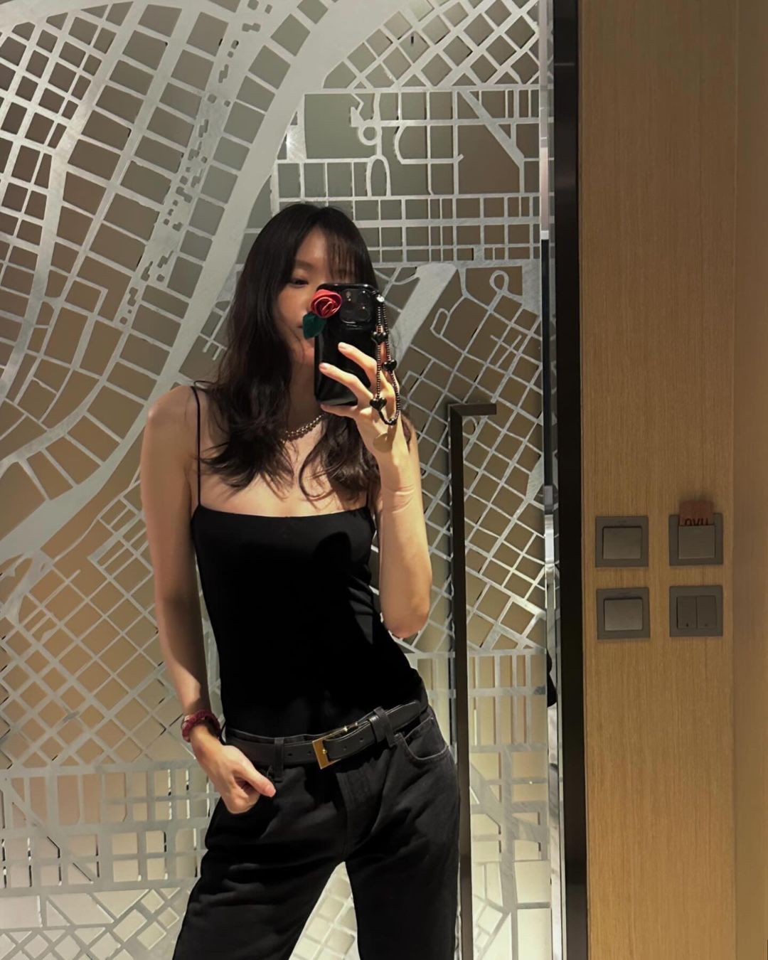 marcellasne_ diện áo đen