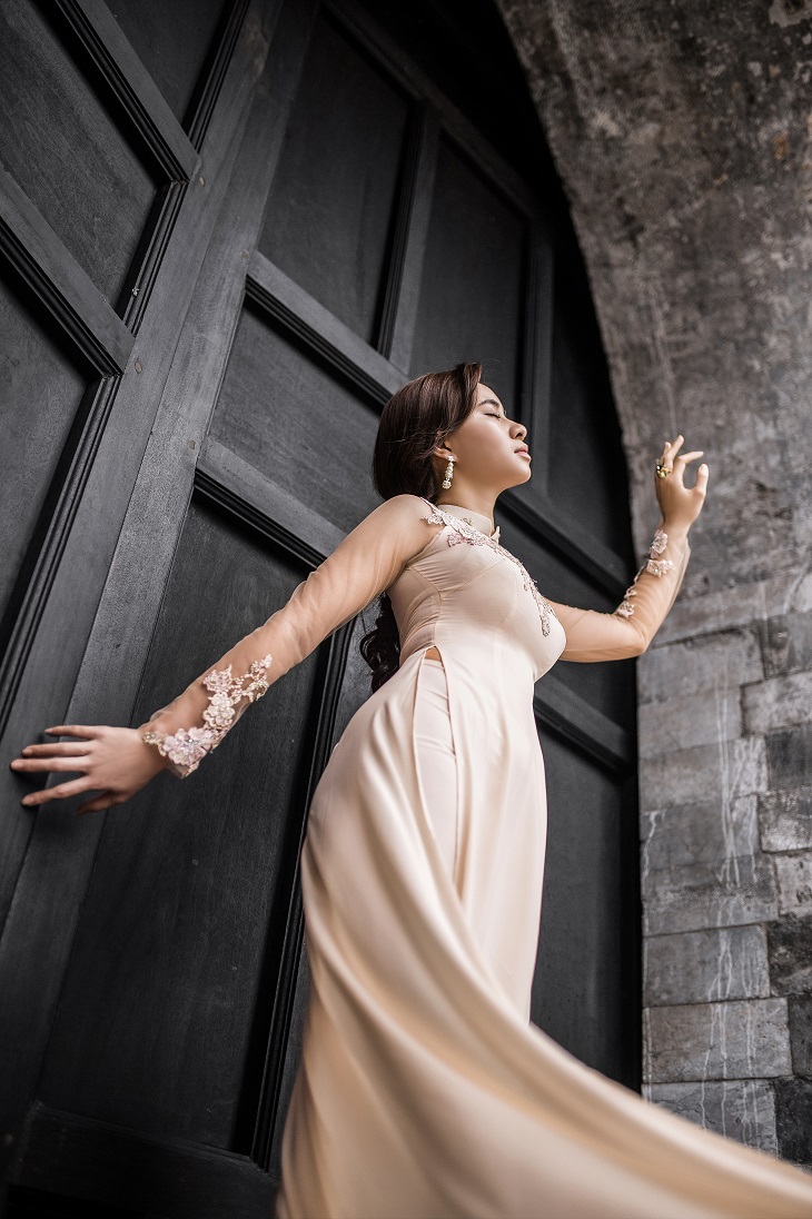 ELLE Việt Nam - NTK Caroll Trần “Mặc áo dài đi dự sự kiện tại sao không” (14)